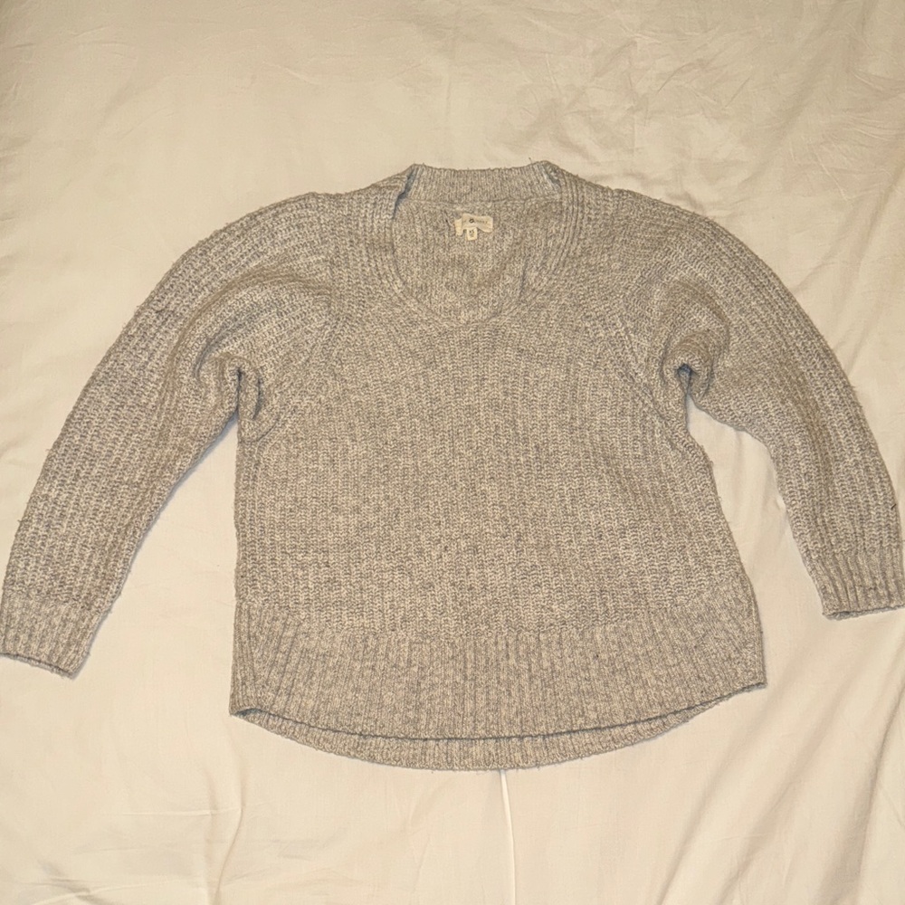Lou & Grey V-Neck Sweater in Light Gray